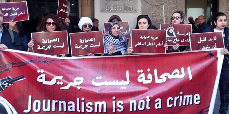 Mobilisation devant le tribunal pour la libération de la journaliste Chadha Hadj Mbarek