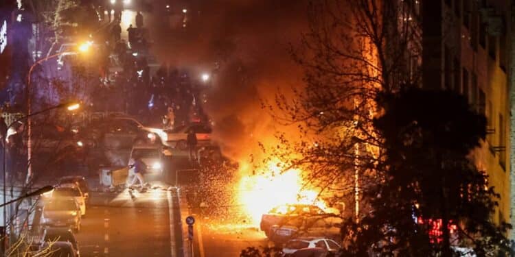 Iran : 2 571 morts selon HRANA, la rue défie la République islamique