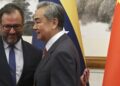 Le ministre chinois des Affaires étrangères Wang Yi et son homologue vénézuélien Yvan Gil avant leur entretien à la résidence d’État de Diaoyutai, à Pékin, le 12 mai 2025.