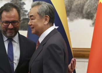 Le ministre chinois des Affaires étrangères Wang Yi et son homologue vénézuélien Yvan Gil avant leur entretien à la résidence d’État de Diaoyutai, à Pékin, le 12 mai 2025.