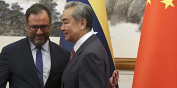 Le ministre chinois des Affaires étrangères Wang Yi et son homologue vénézuélien Yvan Gil avant leur entretien à la résidence d’État de Diaoyutai, à Pékin, le 12 mai 2025.