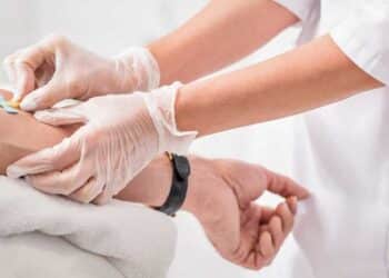 Fuite des infirmiers tunisiens : Salaires bas et conditions difficiles dopent l’exode