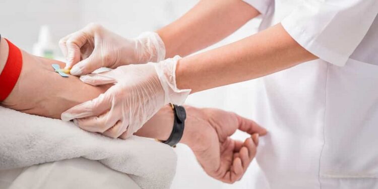 Fuite des infirmiers tunisiens : Salaires bas et conditions difficiles dopent l’exode