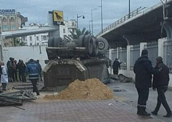 Un camion chute du pont de la République