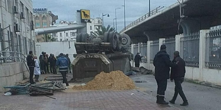 Un camion chute du pont de la République