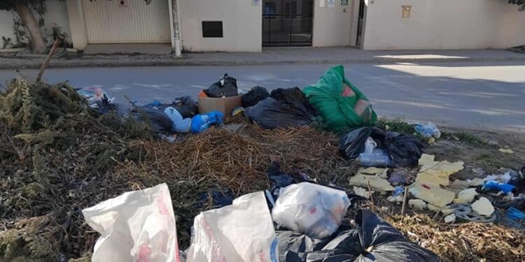 Snapshot : Des détritus jetés pour souiller le seuil d'une école