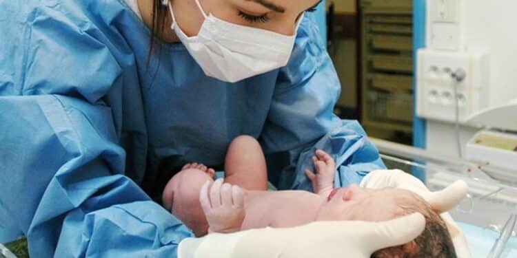 La Confédération tunisienne des sages-femmes réclame la régularisation des diplômes d’avant 2022