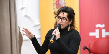 Delia Vargas présentant son film Recovero