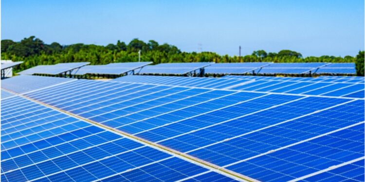 Transition énergétique : le Japon soutient un projet solaire de 130 MW à Gabès