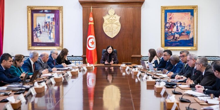 À la Kasbah, la cheffe du gouvernement Sarra Zaafrani Zenzri préside le conseil ministériel dédié à la relance de Ciment de Bizerte.