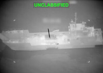 Capture infrarouge d’un navire repéré près du détroit d’Ormuz, diffusée par l’armée américaine. Selon Washington, l’embarcation faisait partie d’un groupe soupçonné de poser des mines.