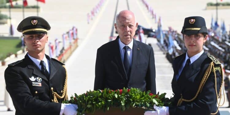 Kaïs Saïed à Sejoumi et la Cité Helal pour un hommage aux martyrs