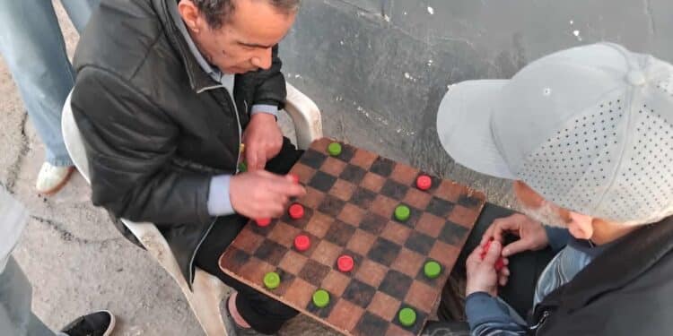 Snapshot : Joueurs de dames à la Hafsia