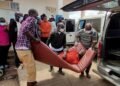 À Bunia, dans l’est de la RDC, des habitants acheminent une personne malade vers un hôpital, sur fond de recrudescence d’Ebola - Reuters