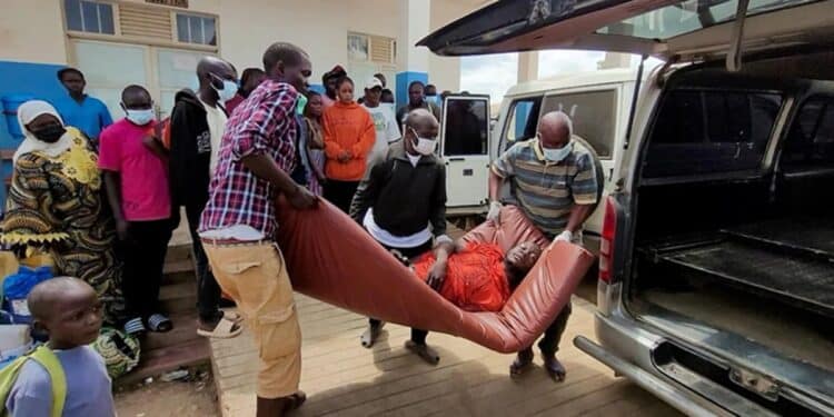 À Bunia, dans l’est de la RDC, des habitants acheminent une personne malade vers un hôpital, sur fond de recrudescence d’Ebola - Reuters