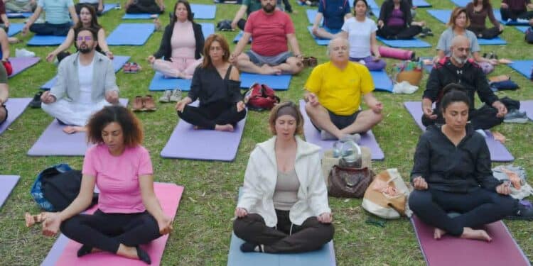 A travers le yoga, l'ambassade de l'Inde partage un message de paix