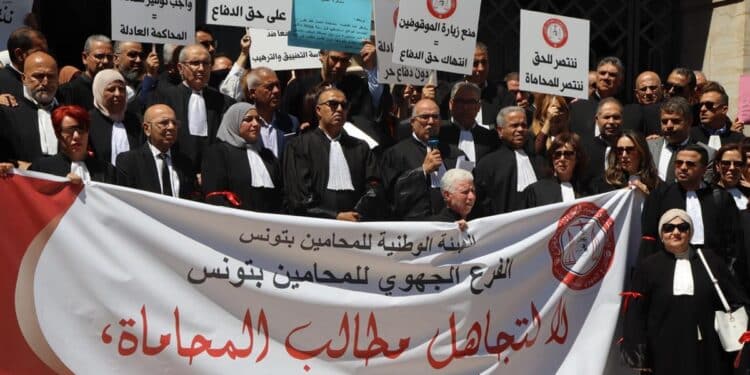 Tunis : Les avocats affichent leur colère devant le Palais de justice