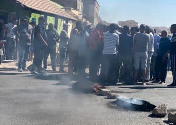 Des ouvriers de la Société de l’environnement bloquent la route Métlaoui-Gafsa