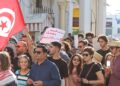 Couffins vides et slogans sociaux dans les rues de Tunis