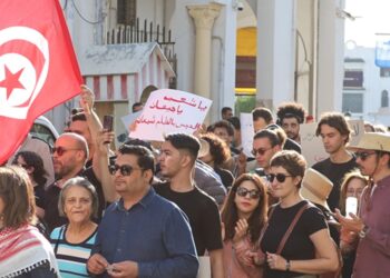 Couffins vides et slogans sociaux dans les rues de Tunis