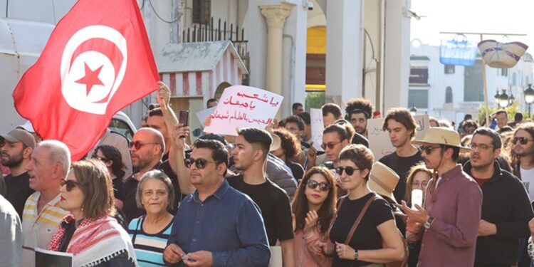 Couffins vides et slogans sociaux dans les rues de Tunis