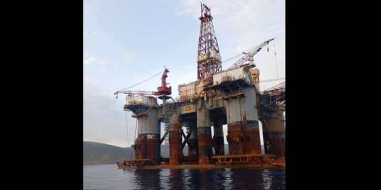 Bizerte : Après seize mois d’attente, la plateforme pétrolière échouée quitte enfin les côtes tunisiennes