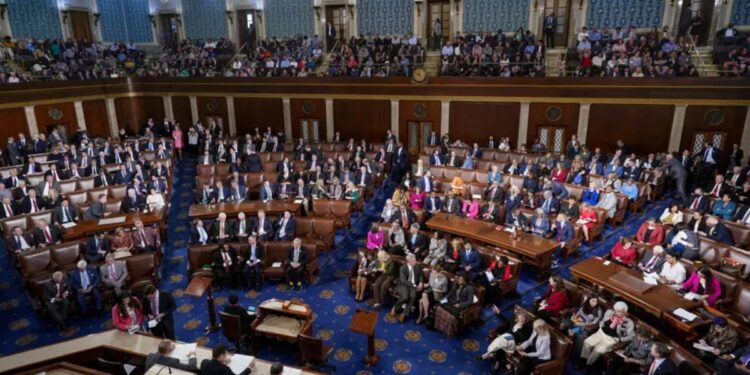 États-Unis : La Chambre des représentants vote un texte réclamant la fin de la guerre contre l’Iran