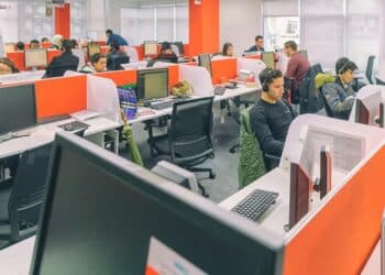 Centres d’appels : Une croissance record, mais une dépendance excessive à la France
