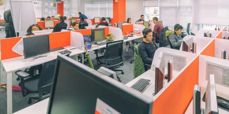 Centres d’appels : Une croissance record, mais une dépendance excessive à la France