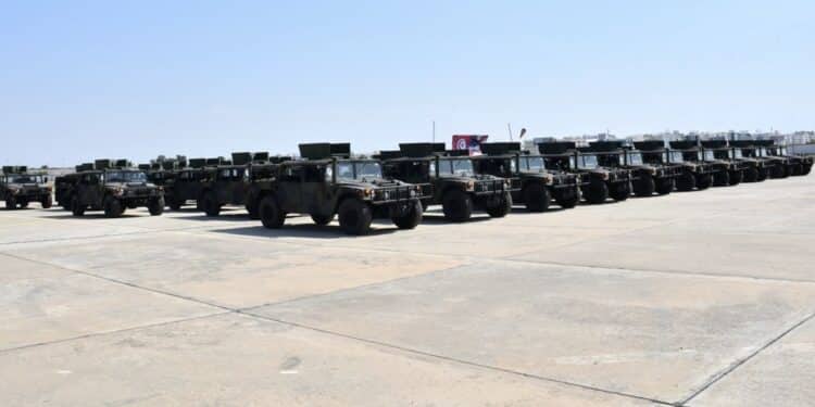 Coopération militaire : Les États-Unis livrent 48 véhicules HMMWV à l’Armée tunisienne