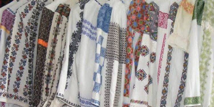 Mode : La blouse roumaine célébrée en Tunisie