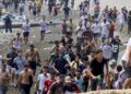 Des migrants tentent de franchir la fronti&egrave;re entre le Maroc et l'enclave espagnole de Ceuta &agrave; la nage, le 30 juillet 2026.