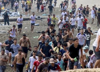 Des migrants tentent de franchir la fronti&egrave;re entre le Maroc et l'enclave espagnole de Ceuta &agrave; la nage, le 30 juillet 2026.