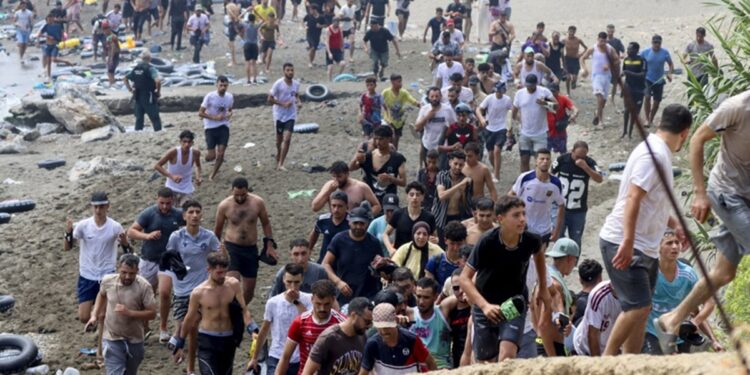 Des migrants tentent de franchir la fronti&egrave;re entre le Maroc et l'enclave espagnole de Ceuta &agrave; la nage, le 30 juillet 2026.