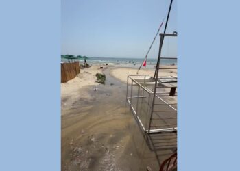 Hammamet : Des eaux usées se déversent en pleine plage sous les yeux des estivants