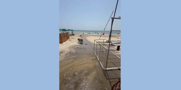 Hammamet : Des eaux usées se déversent en pleine plage sous les yeux des estivants