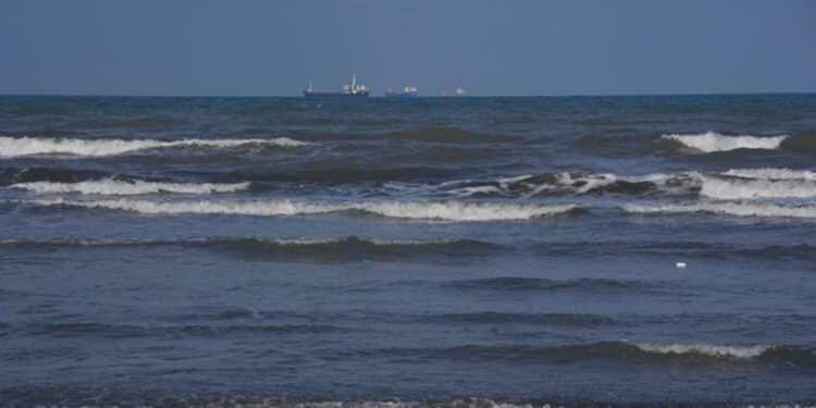 Navire naviguant sur la mer Caspienne, où l'Iran accuse l'Ukraine d'avoir frappé un bâtiment commercial.