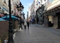 Snapshot : Rue piétonne mais voie défoncée, pavés disjoints et luisante de crasse