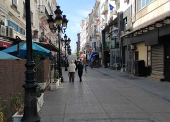 Snapshot : Rue piétonne mais voie défoncée, pavés disjoints et luisante de crasse