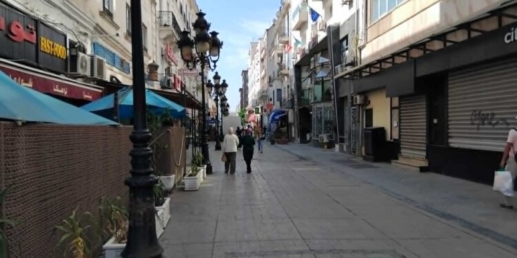 Snapshot : Rue piétonne mais voie défoncée, pavés disjoints et luisante de crasse