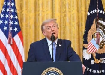 Donald Trump ravive les accusations de fraude électorale et cible la Chine avant les élections de mi-mandat