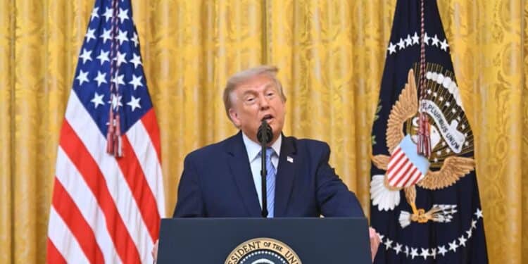 Donald Trump ravive les accusations de fraude électorale et cible la Chine avant les élections de mi-mandat