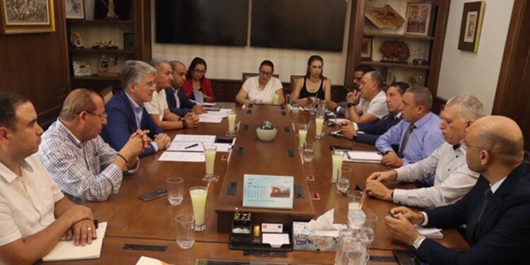 R&eacute;union entre Tunisie Telecom et la FTAV pour renforcer leur partenariat en faveur de la transformation num&eacute;rique du tourisme.