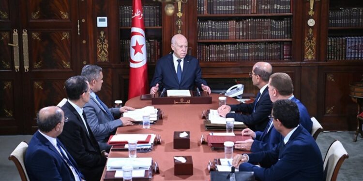 Eau, électricité, incendies : Kaïs Saïed réunit la STEG, la SONEDE et plusieurs ministres