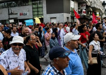 Manifestants sur l'avenue Habib-Bourguiba à Tunis, le 25 juillet 2026