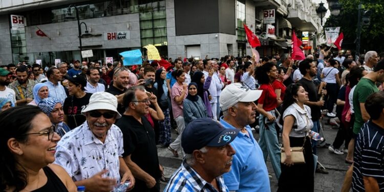 Manifestants sur l'avenue Habib-Bourguiba à Tunis, le 25 juillet 2026