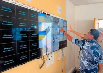 Des agents libyens examinent les premiers flux du syst&egrave;me de surveillance en cours d&rsquo;installation dans le secteur frontalier d&rsquo;Al-Assa.