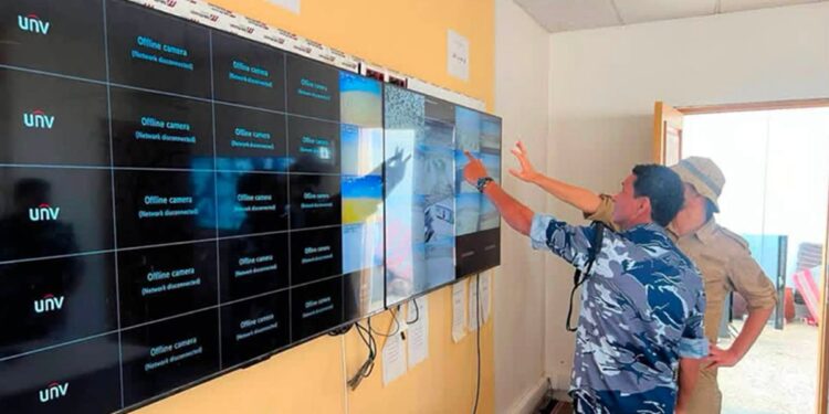 Des agents libyens examinent les premiers flux du syst&egrave;me de surveillance en cours d&rsquo;installation dans le secteur frontalier d&rsquo;Al-Assa.