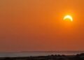 &Eacute;clipse solaire partielle au coucher du Soleil, illustration cr&eacute;&eacute;e pour Webdo.