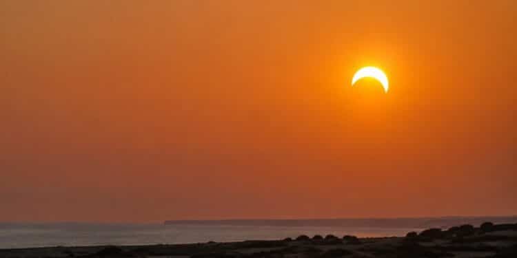 &Eacute;clipse solaire partielle au coucher du Soleil, illustration cr&eacute;&eacute;e pour Webdo.